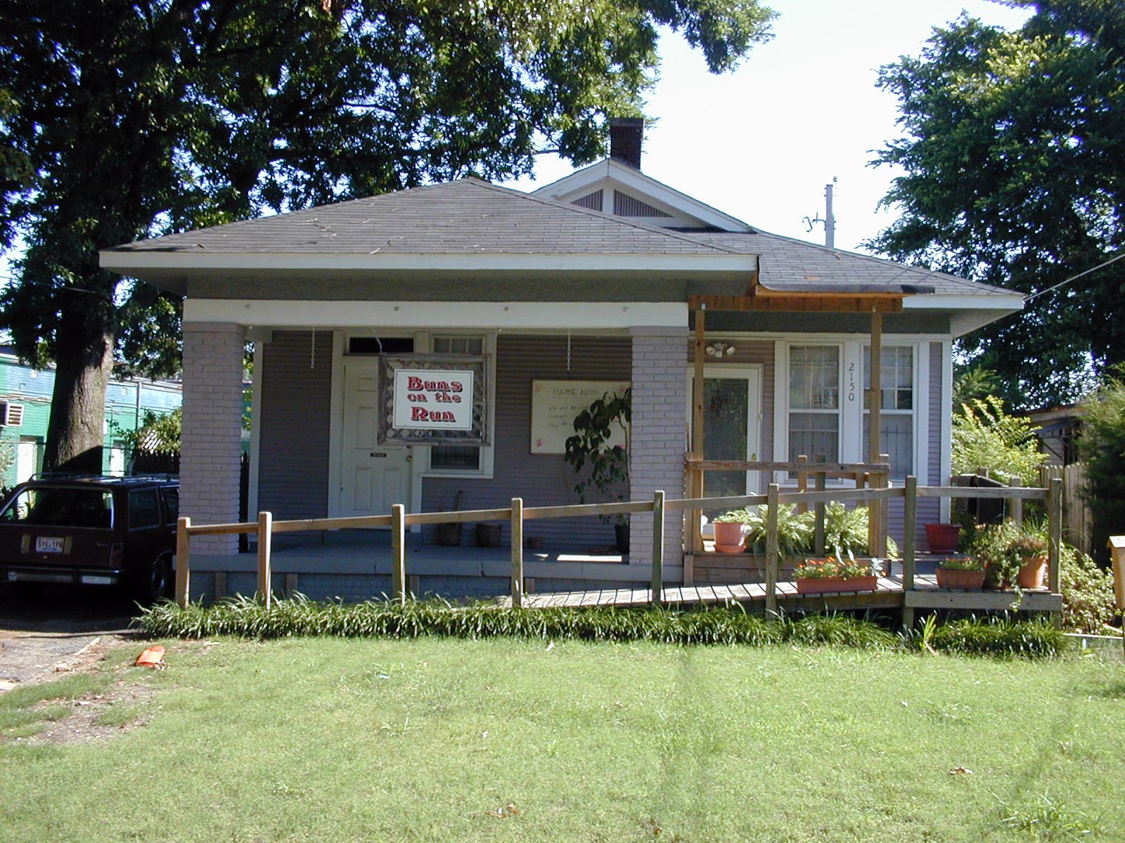 Memphis restaurant: Buns on the Run, 2150 Elzey Ave.