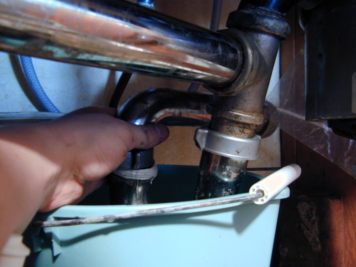 Kitchen sink plumbing: Fixing a leak under the kitchen sink