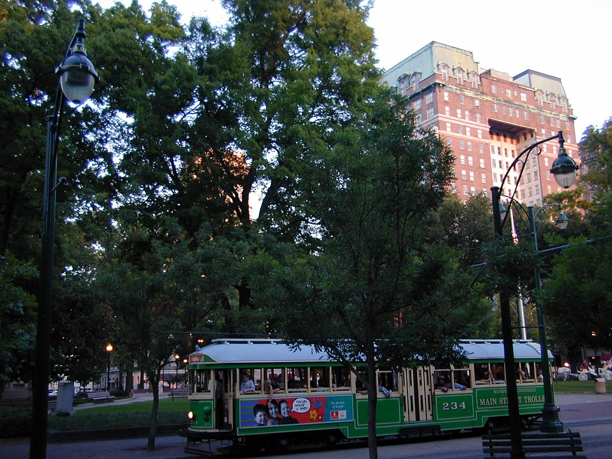 Memphis, Tennessee: The Main Street Trolley in front of Court Square