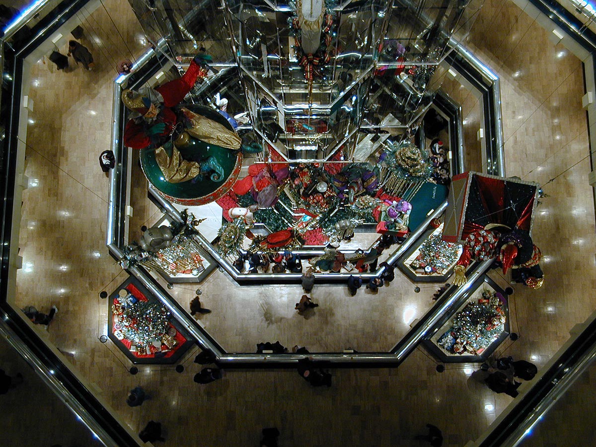 Water Tower Place in downtown Chicago, Illinois: eight level shopping mall