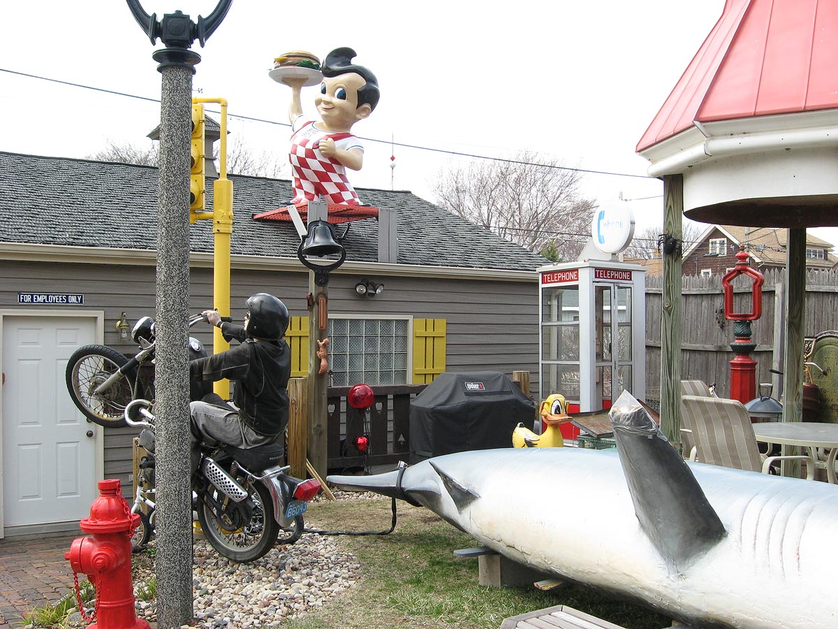 Big Boy restaurant statue in Cudahy, Wisconsin backyard